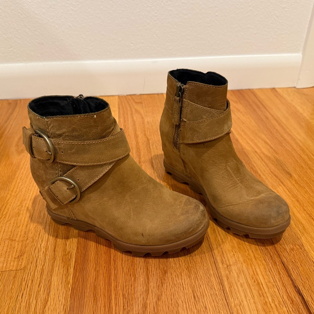 Sorel women’s size 5.5 wedge ankle boots.